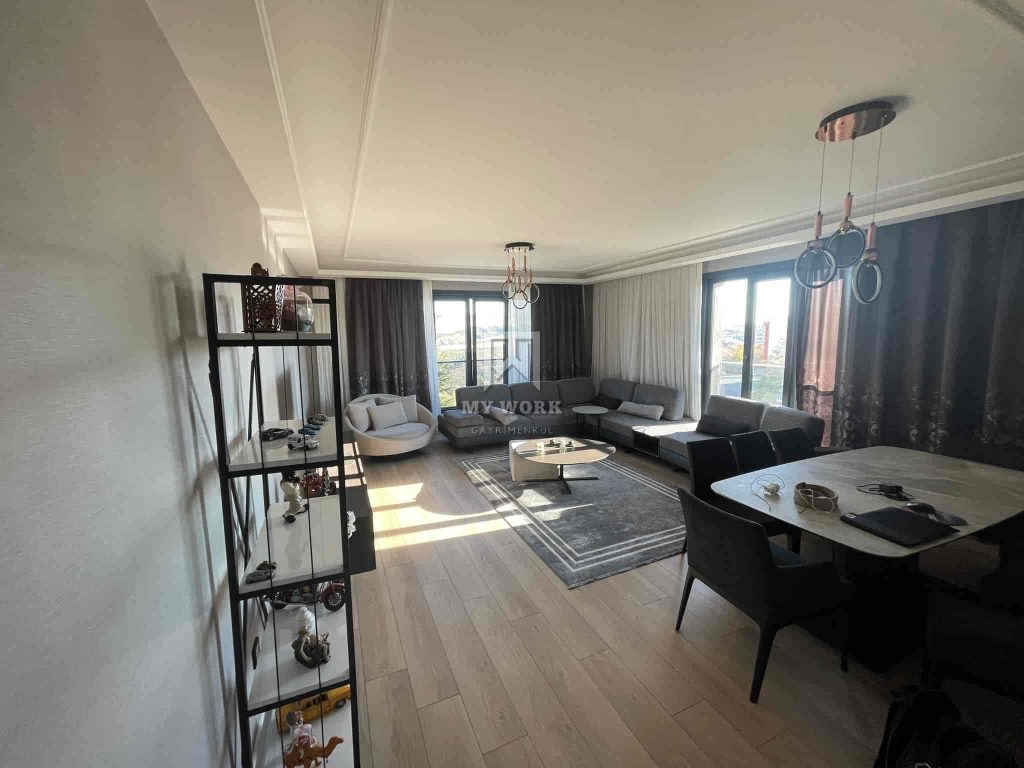 Yemek masası, köşe koltuk ve kitaplık bulunan salon