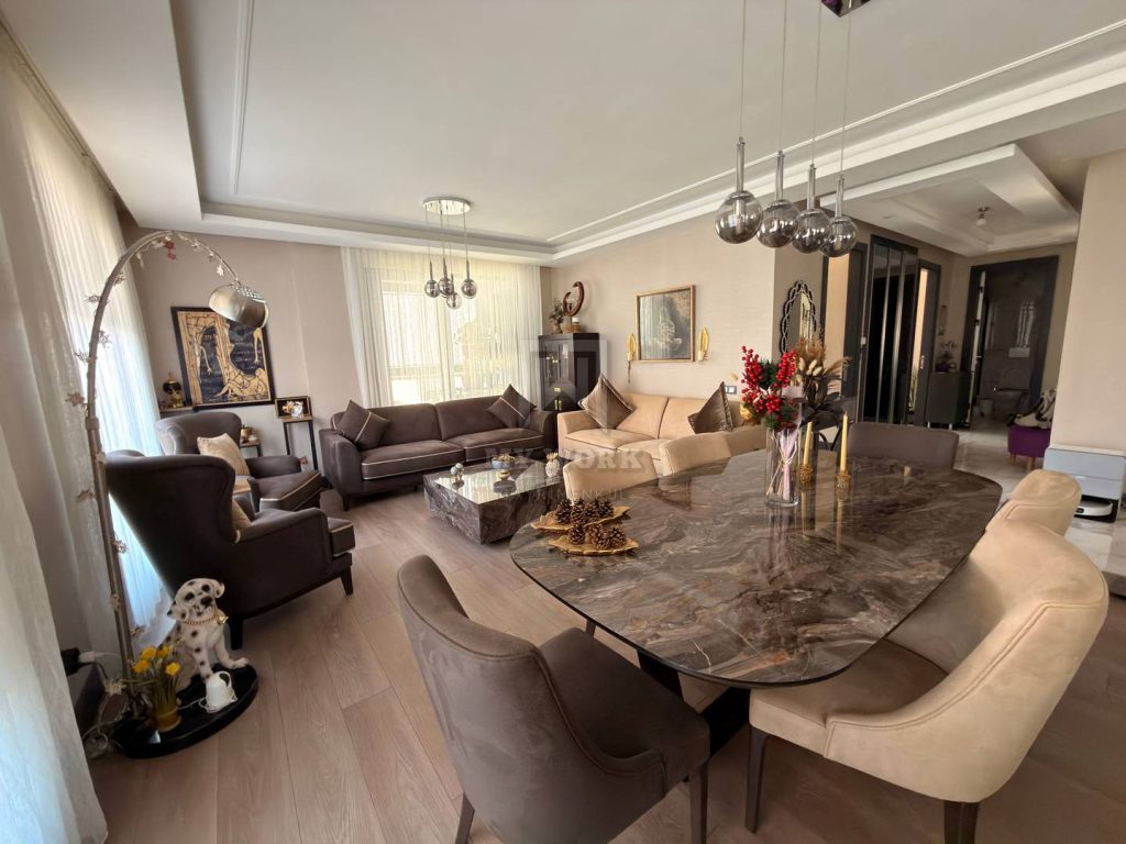 Yemek masası ve oturma grubu bulunan geniş salon