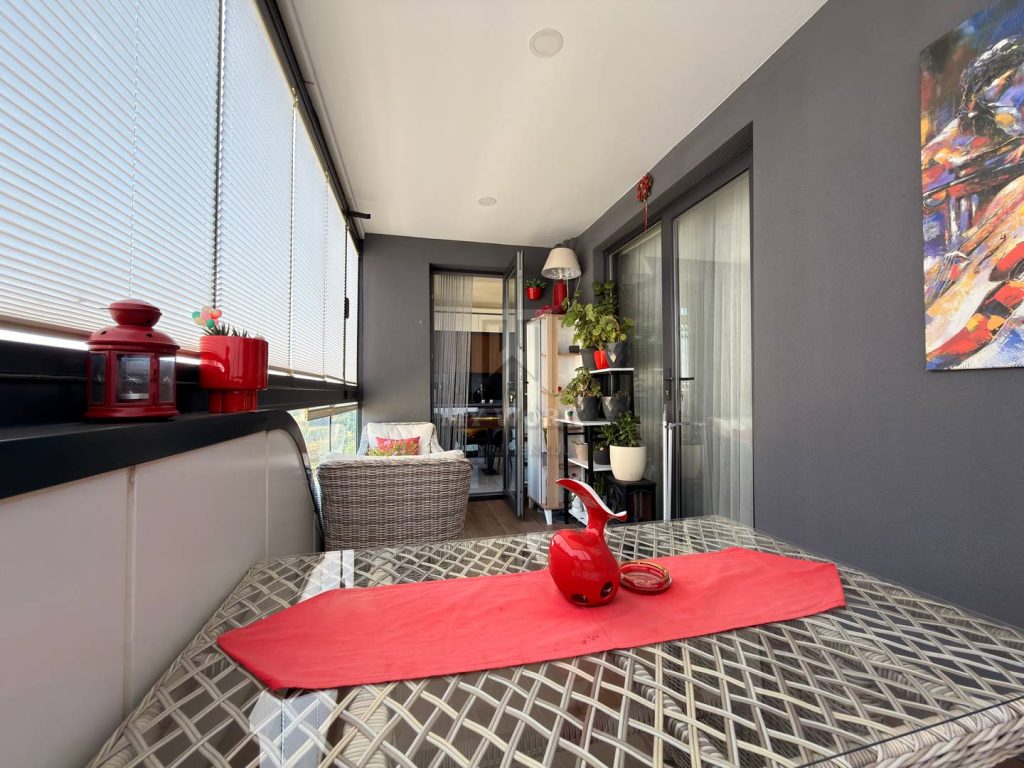 Cam balkon boyunca uzanan yemek alanı
