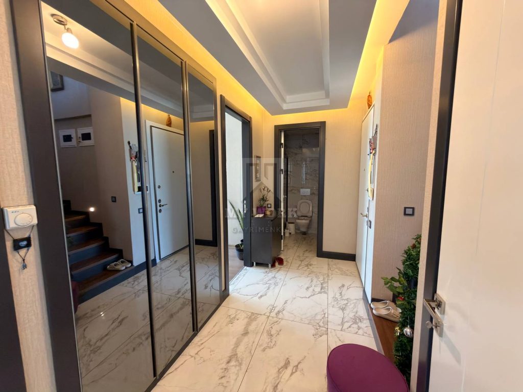 Aynalı vestiyer bulunan aydınlatmalı giriş holü