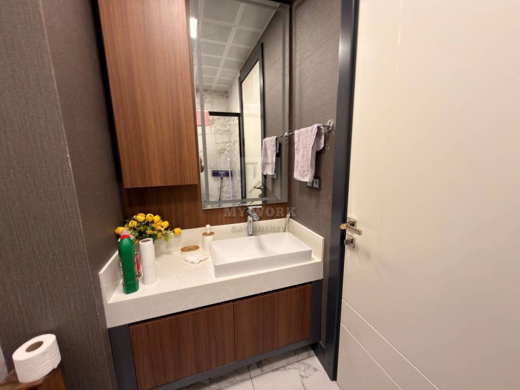 Banyodaki lavabo dolabı ve geniş ayna
