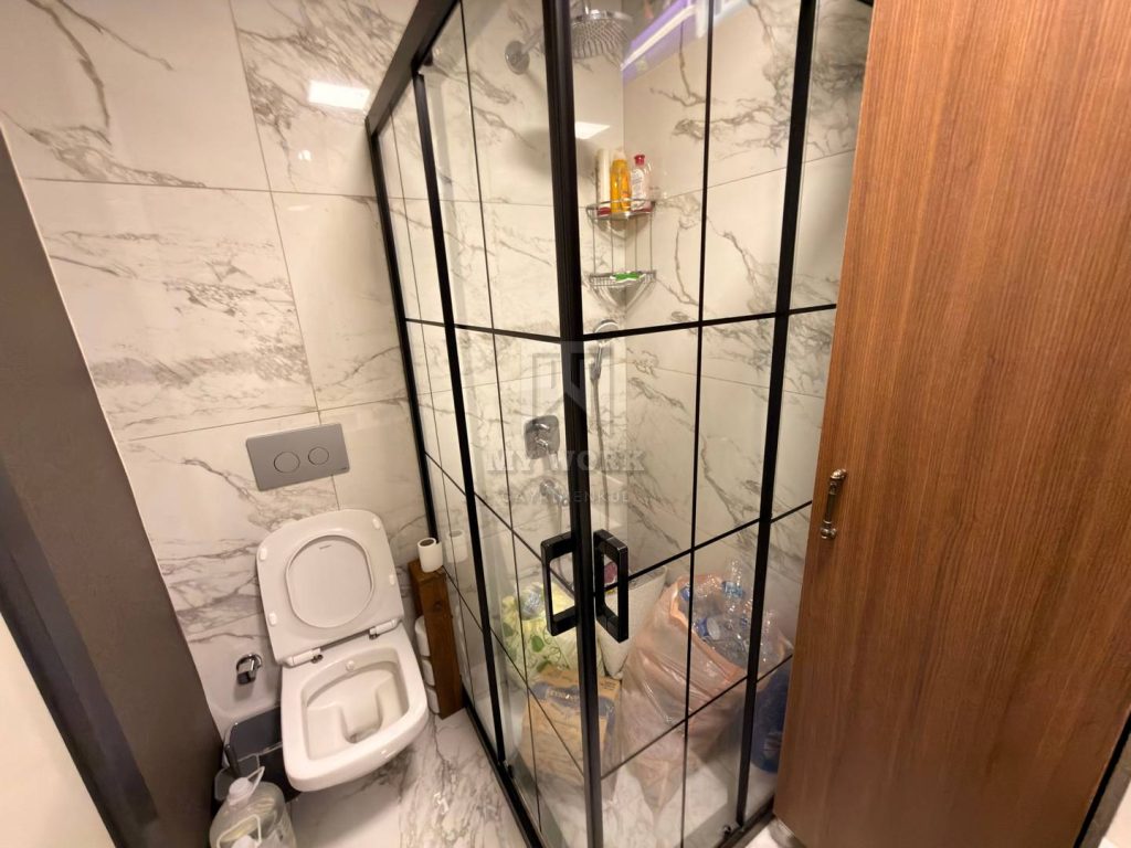 Duş kabini ve klozet bulunan banyo