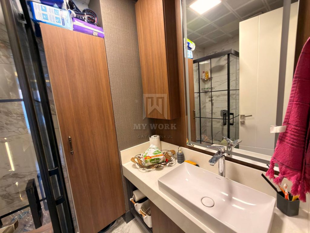 Banyodaki lavabo, ayna ve duvar dolabı