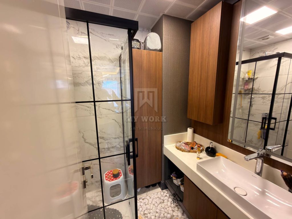 Duş kabini yanında geniş lavabo tezgâhı