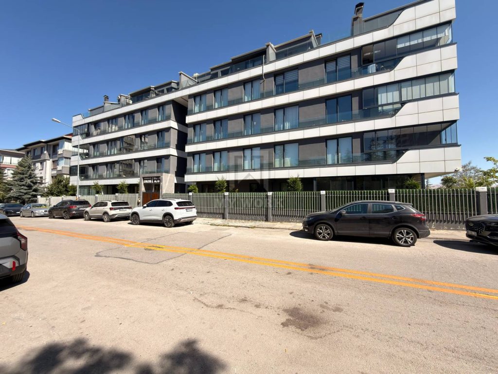 Balkonlu apartmanın sokaktan genel görünümü