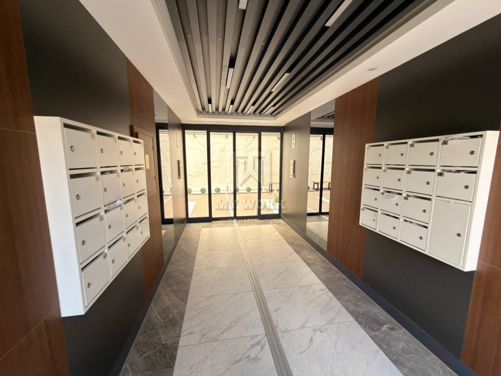 Apartman giriş holündeki posta kutuları