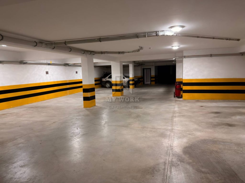 Sarı şeritli kolonları bulunan kapalı otopark